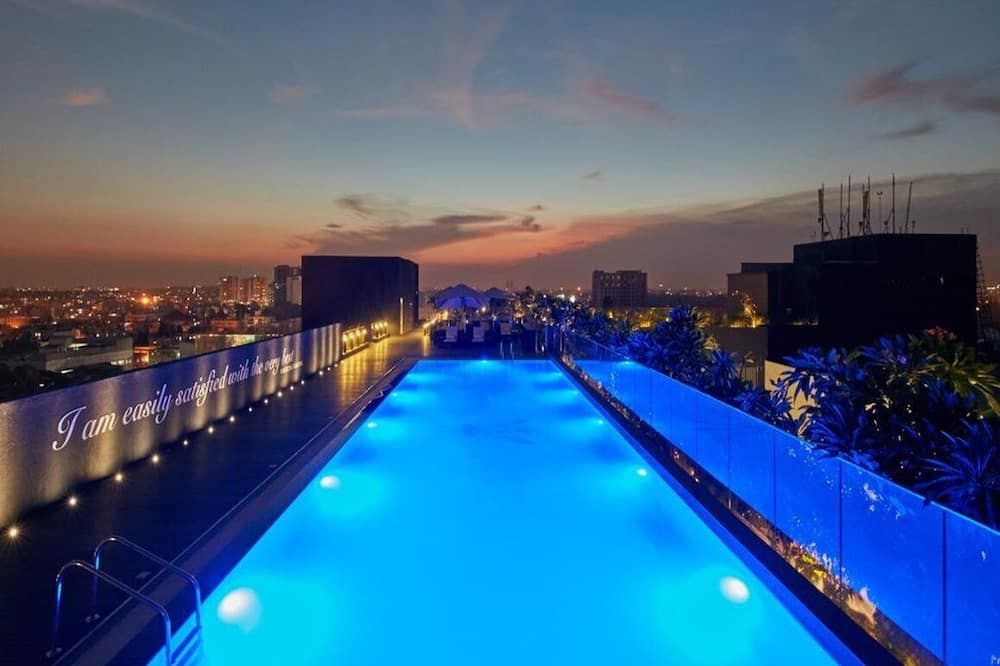 حوض السباحة