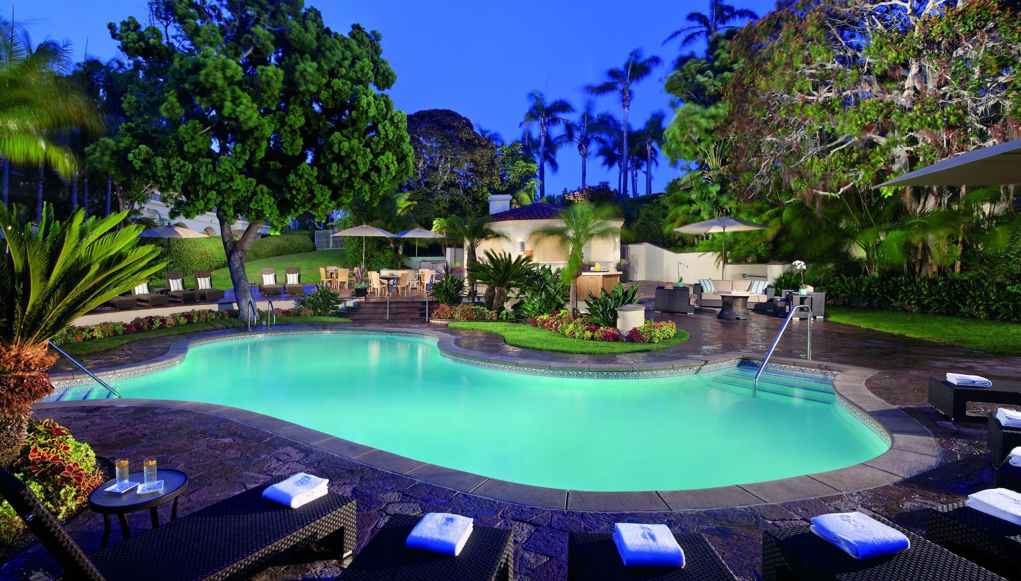 حوض السباحة