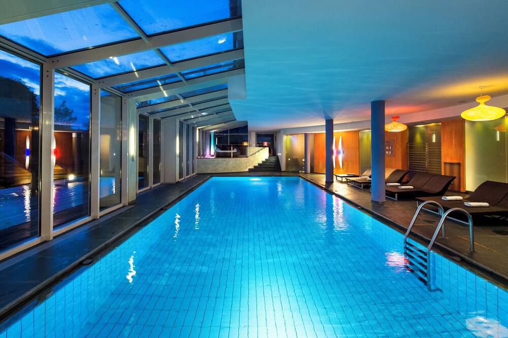 حوض السباحة