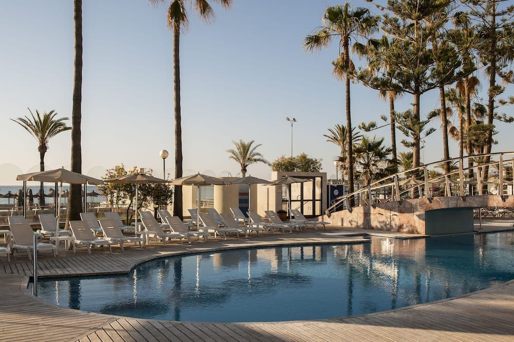 حوض السباحة