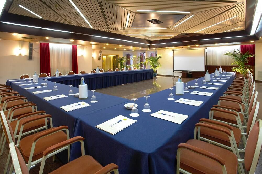 غرفة الاجتماعات