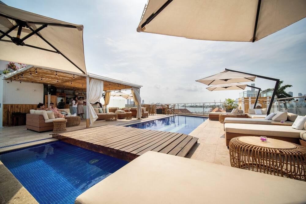 حوض السباحة