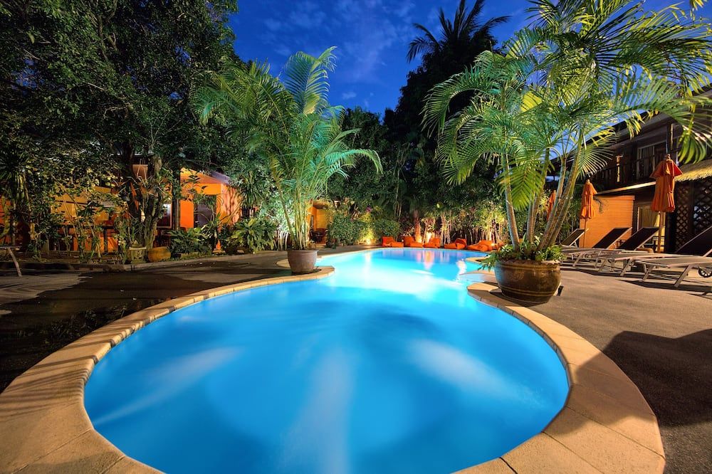 حوض السباحة