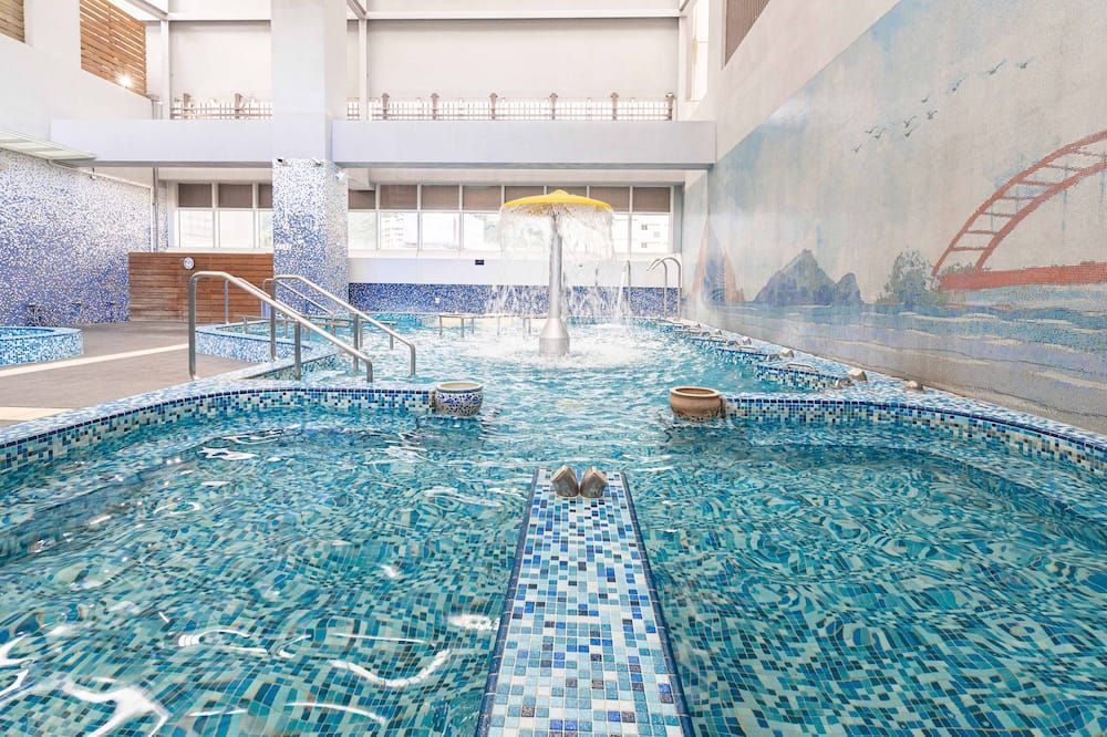 حوض السباحة