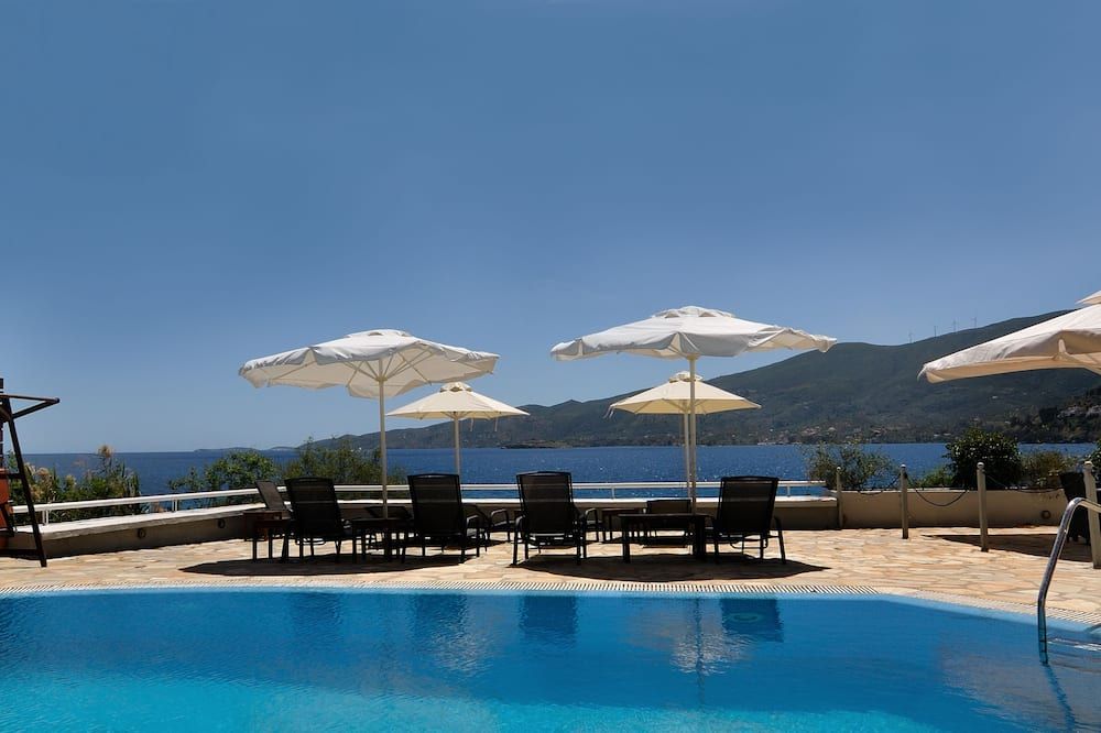 حوض السباحة