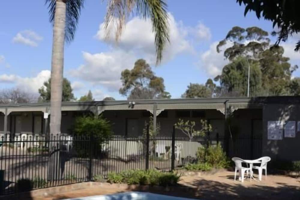 حوض السباحة