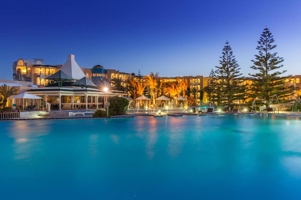 حوض السباحة