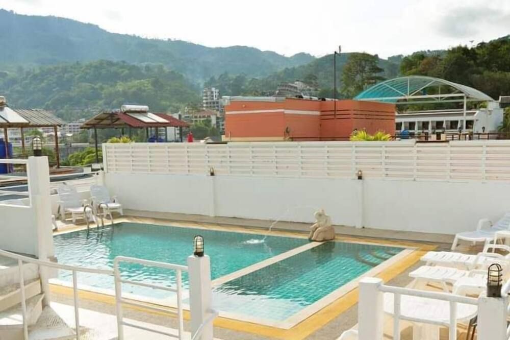 حوض السباحة