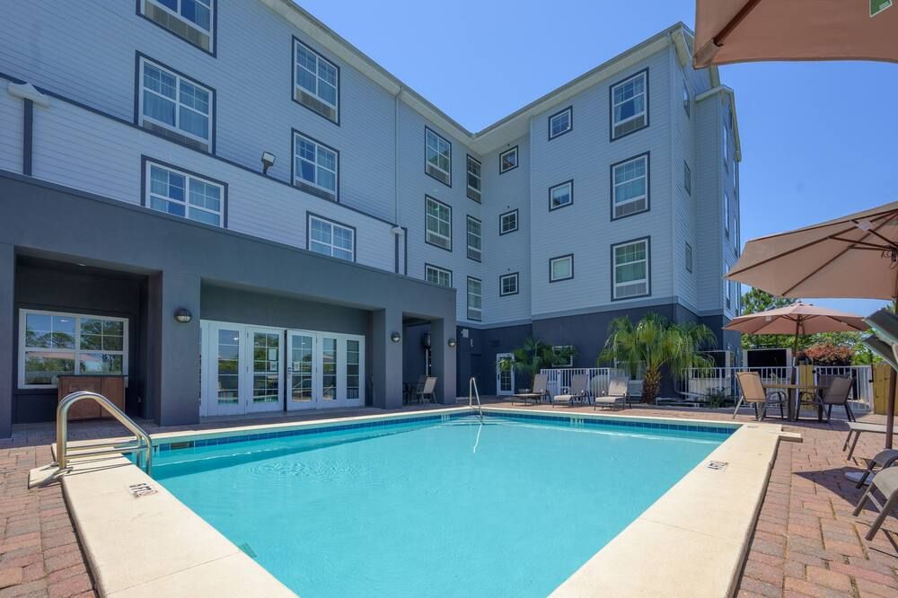 حوض السباحة