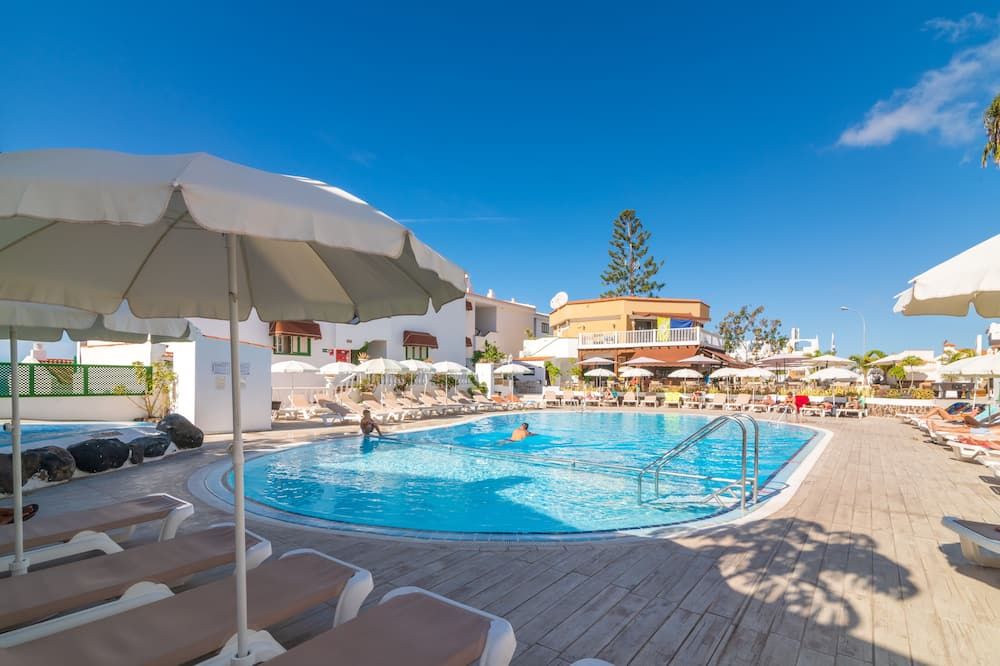 حوض السباحة