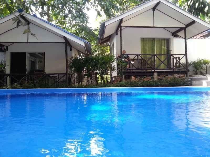 حوض السباحة