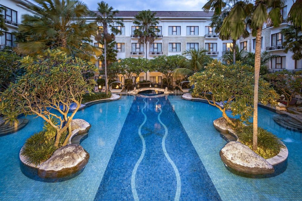 حوض السباحة