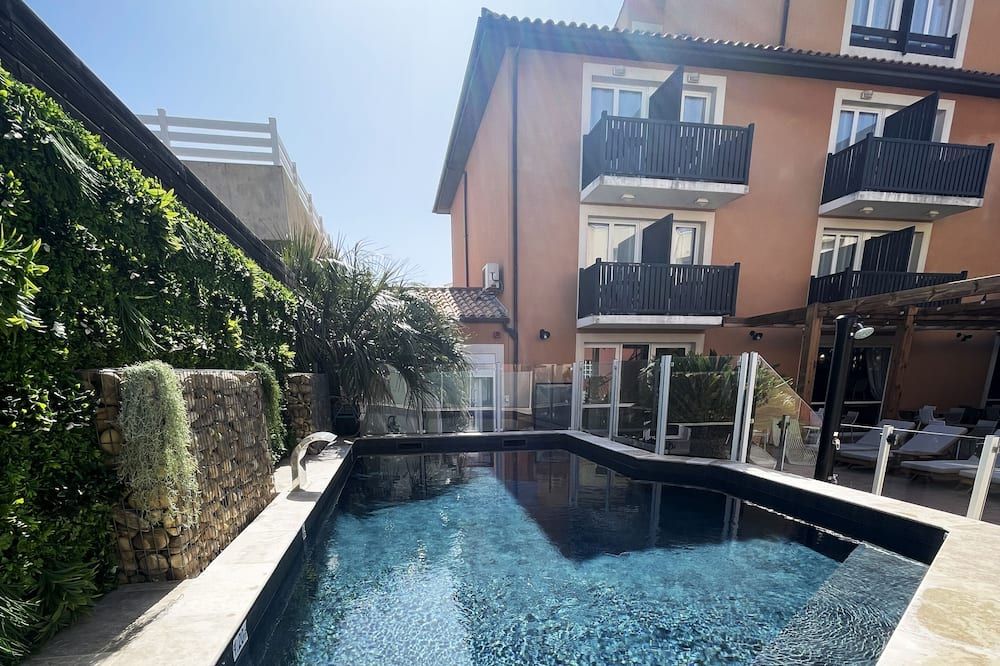 حوض السباحة