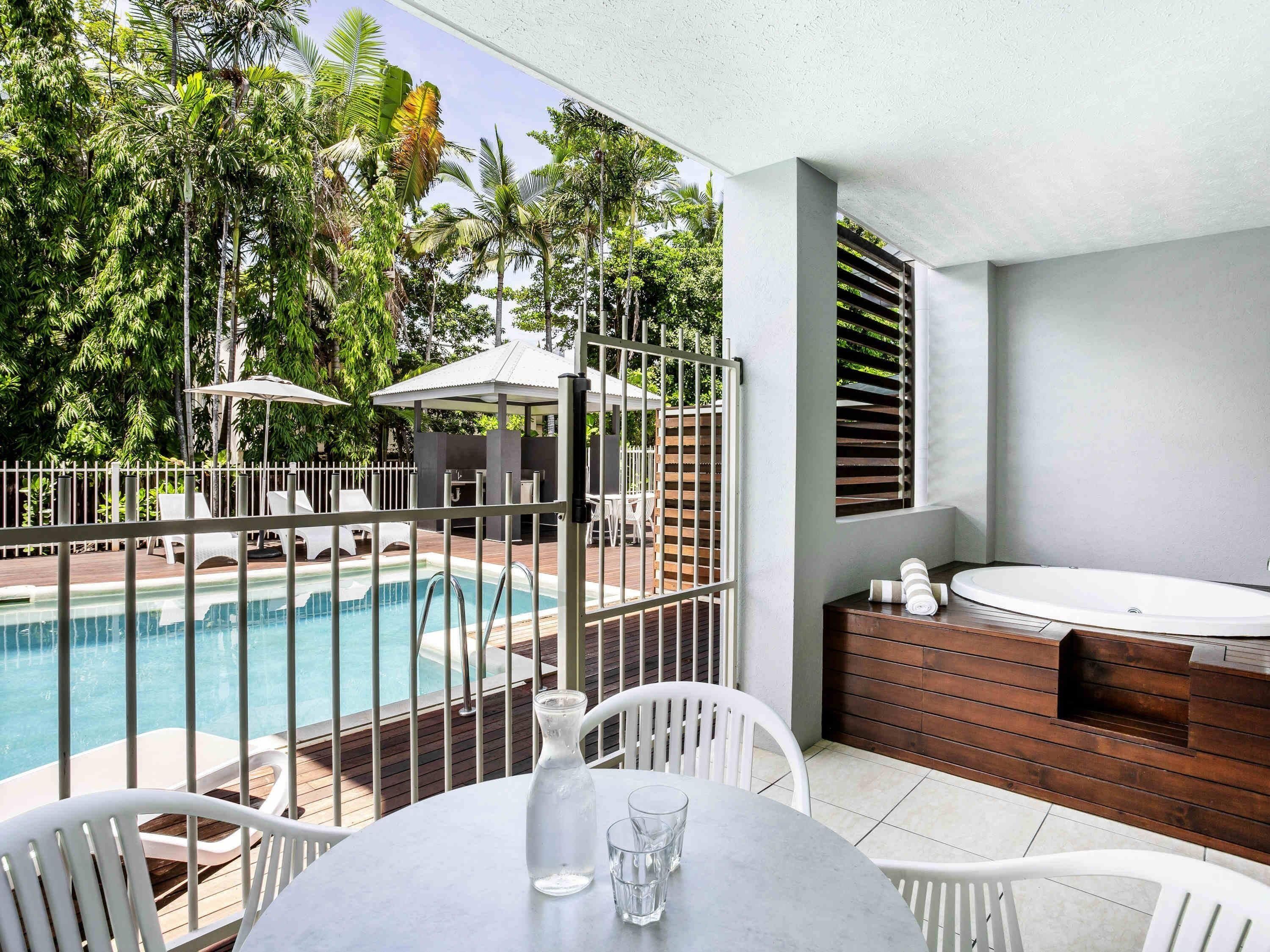 حوض السباحة