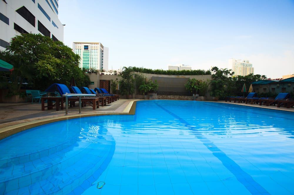 حوض السباحة