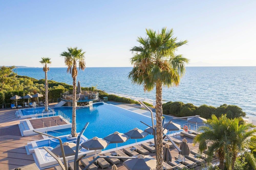 حوض السباحة