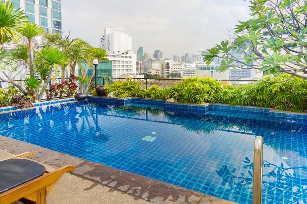 حوض السباحة