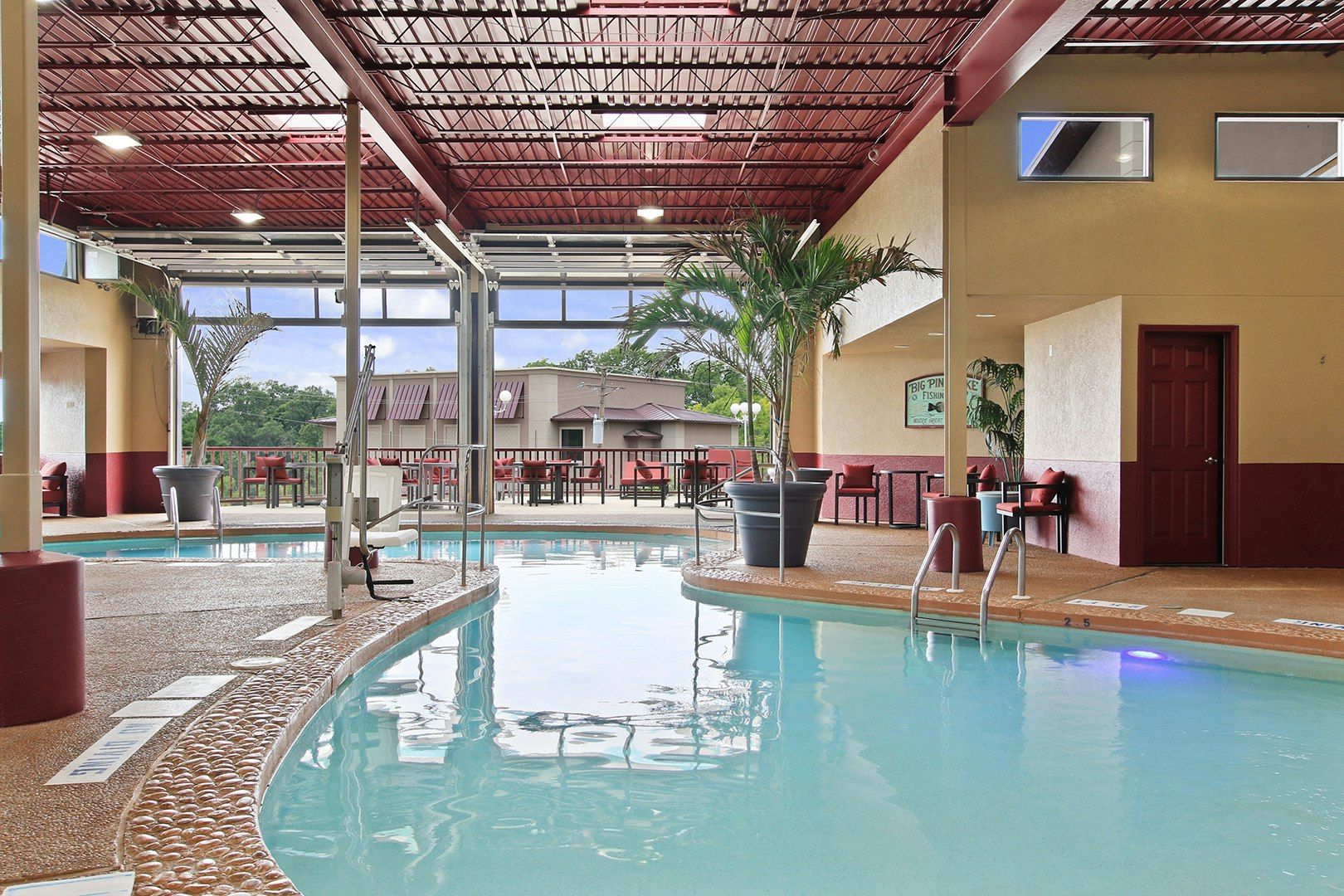 حوض السباحة