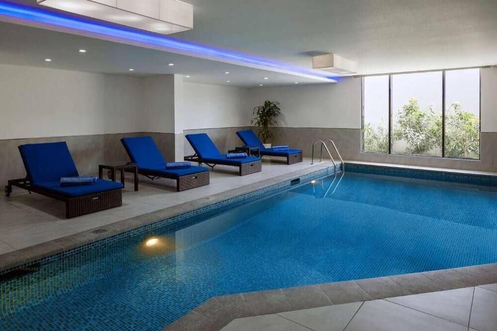 حوض السباحة