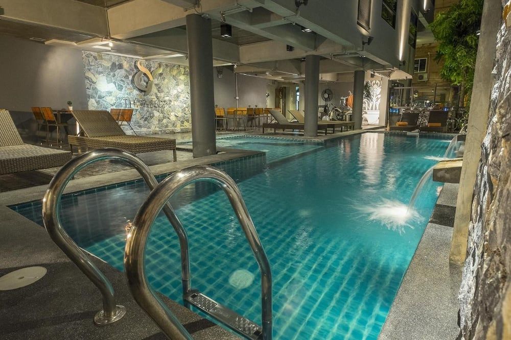 حوض السباحة