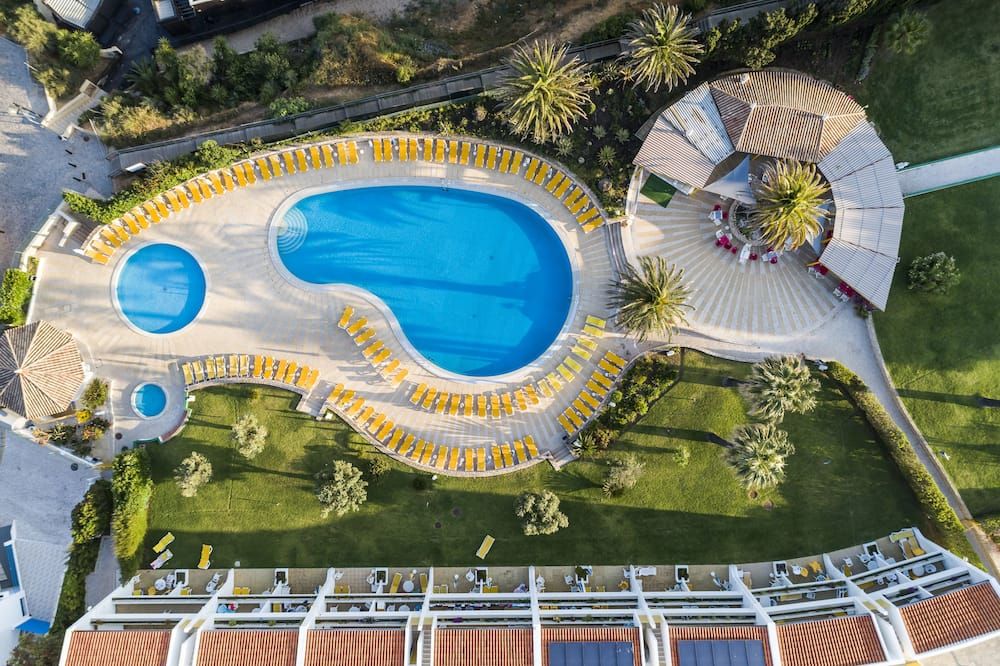 حوض السباحة