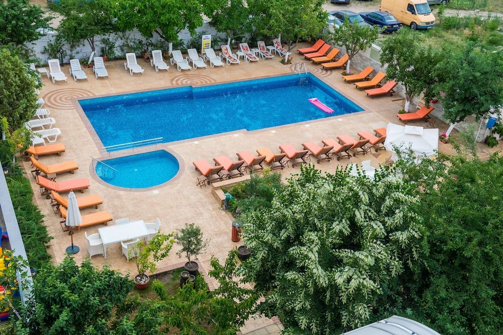 حوض السباحة