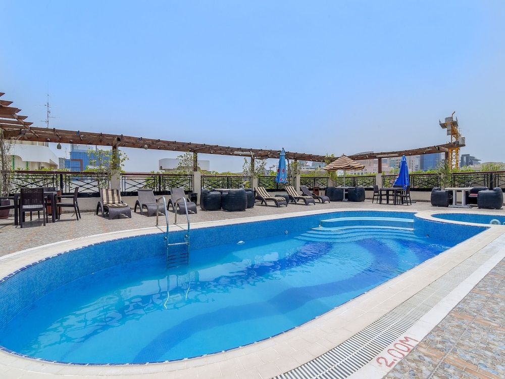 حوض السباحة