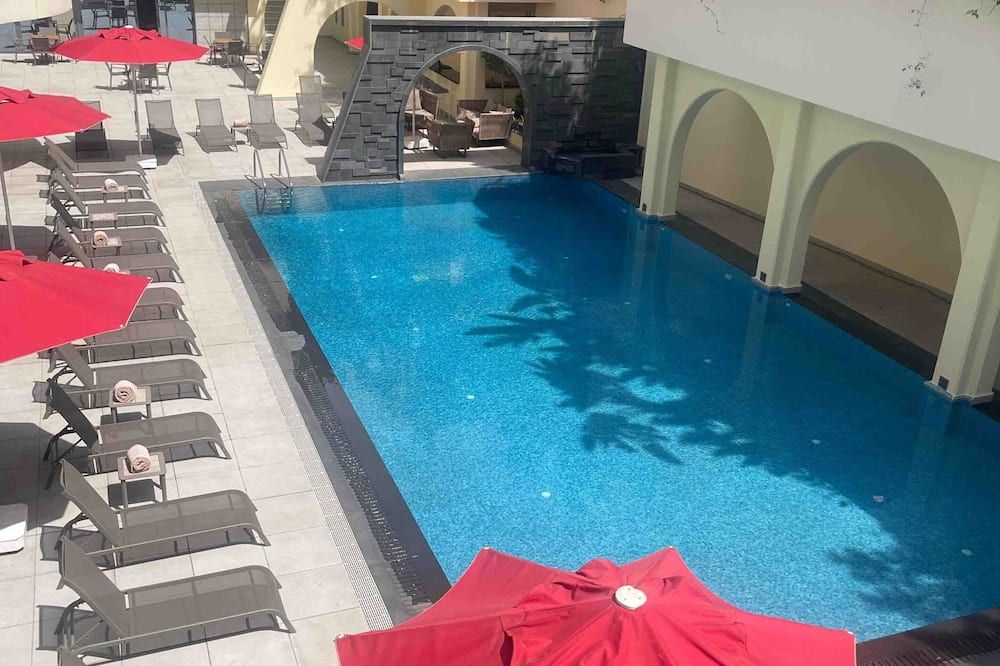 حوض السباحة