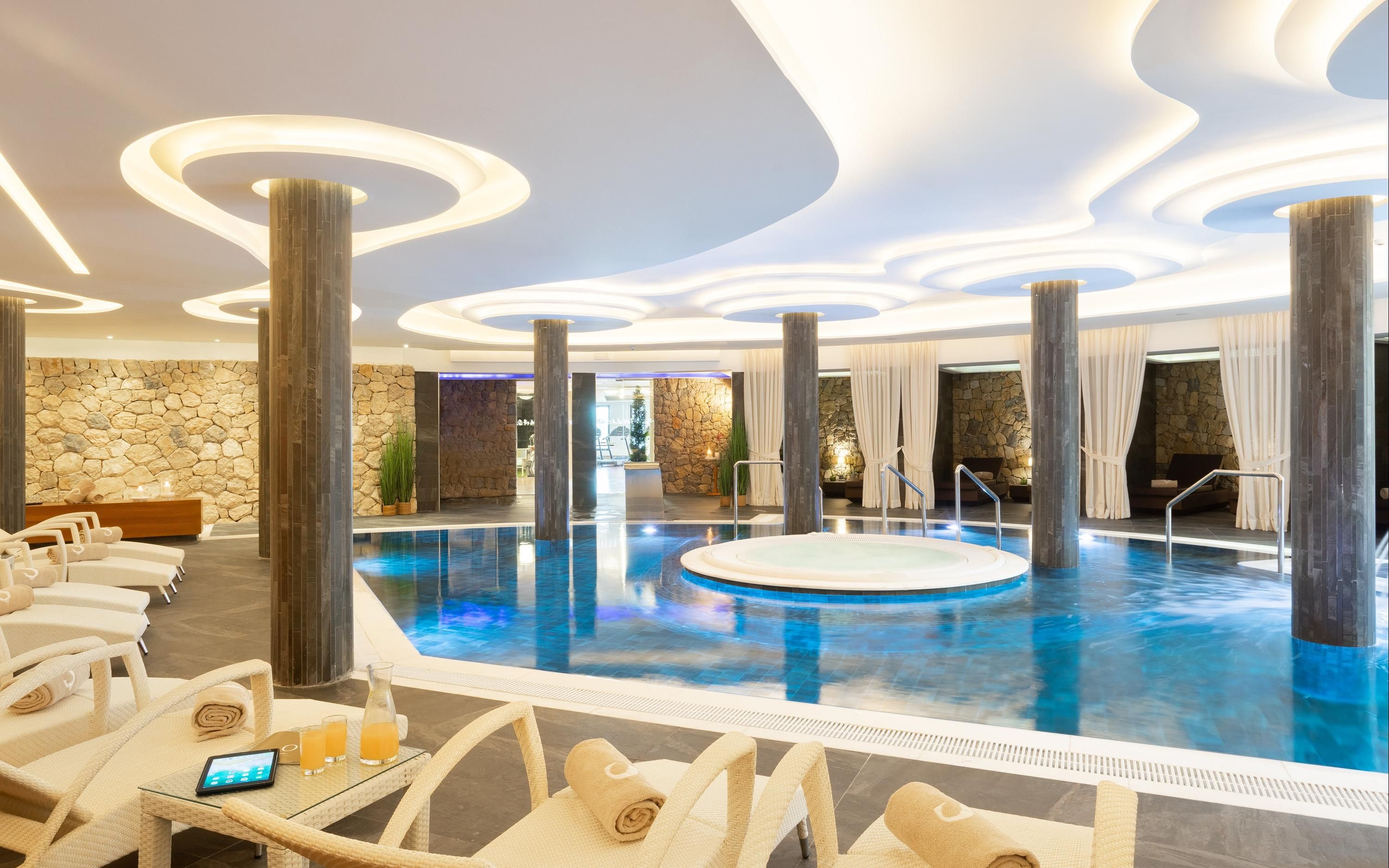 حوض السباحة