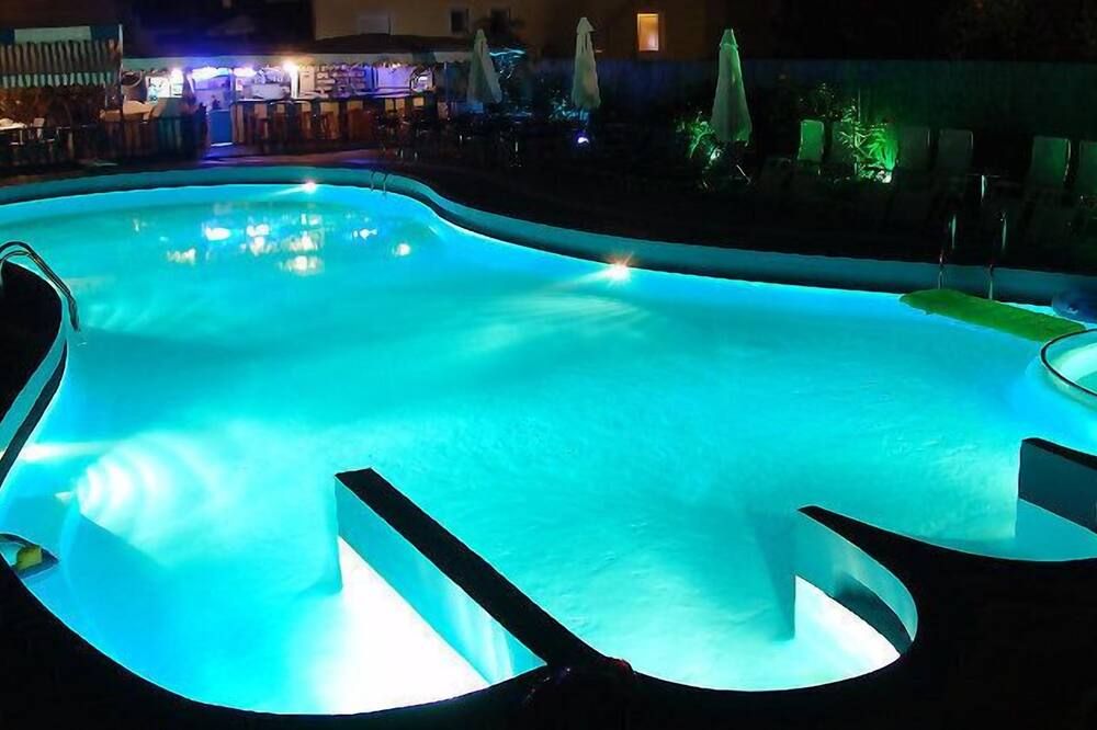 حوض السباحة