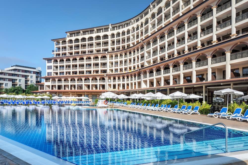 حوض السباحة