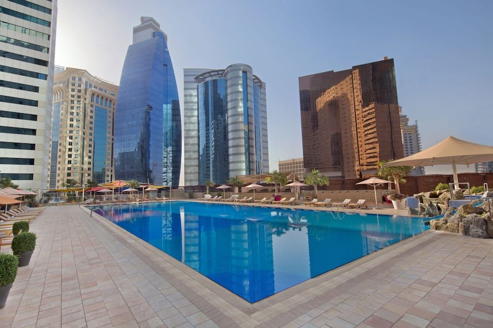 حوض السباحة