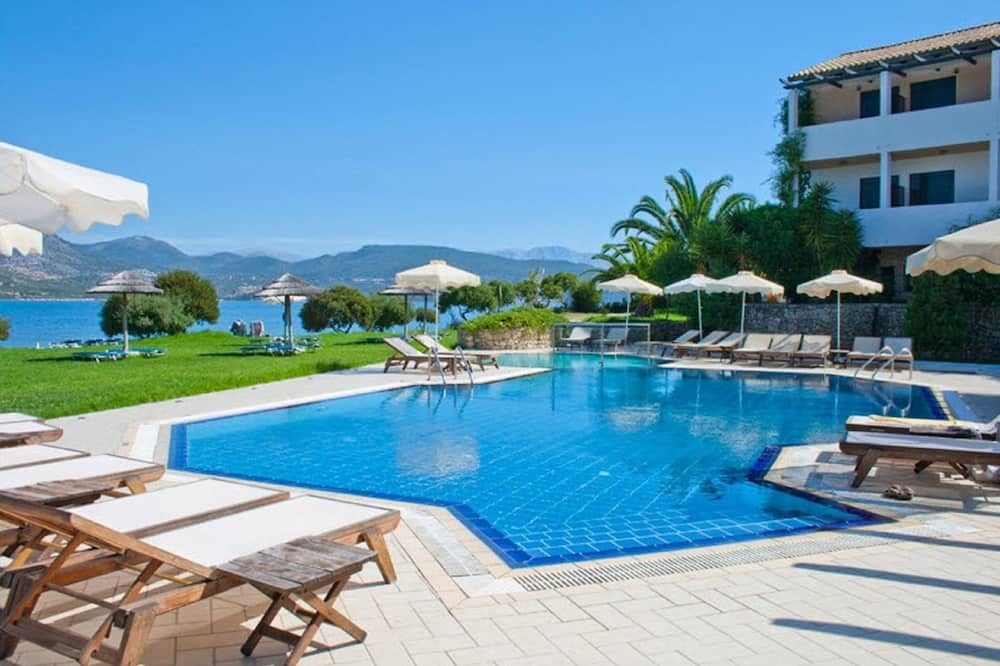 حوض السباحة