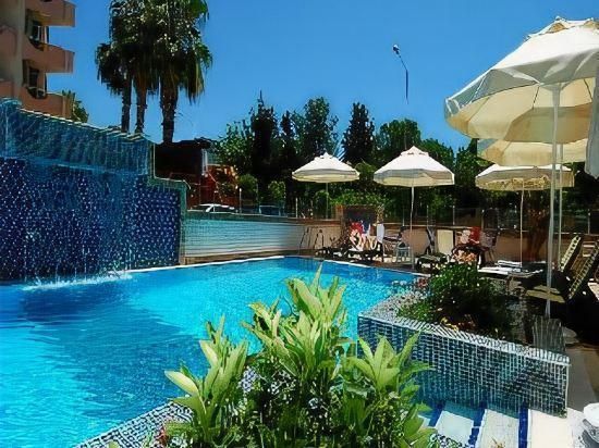 حوض السباحة