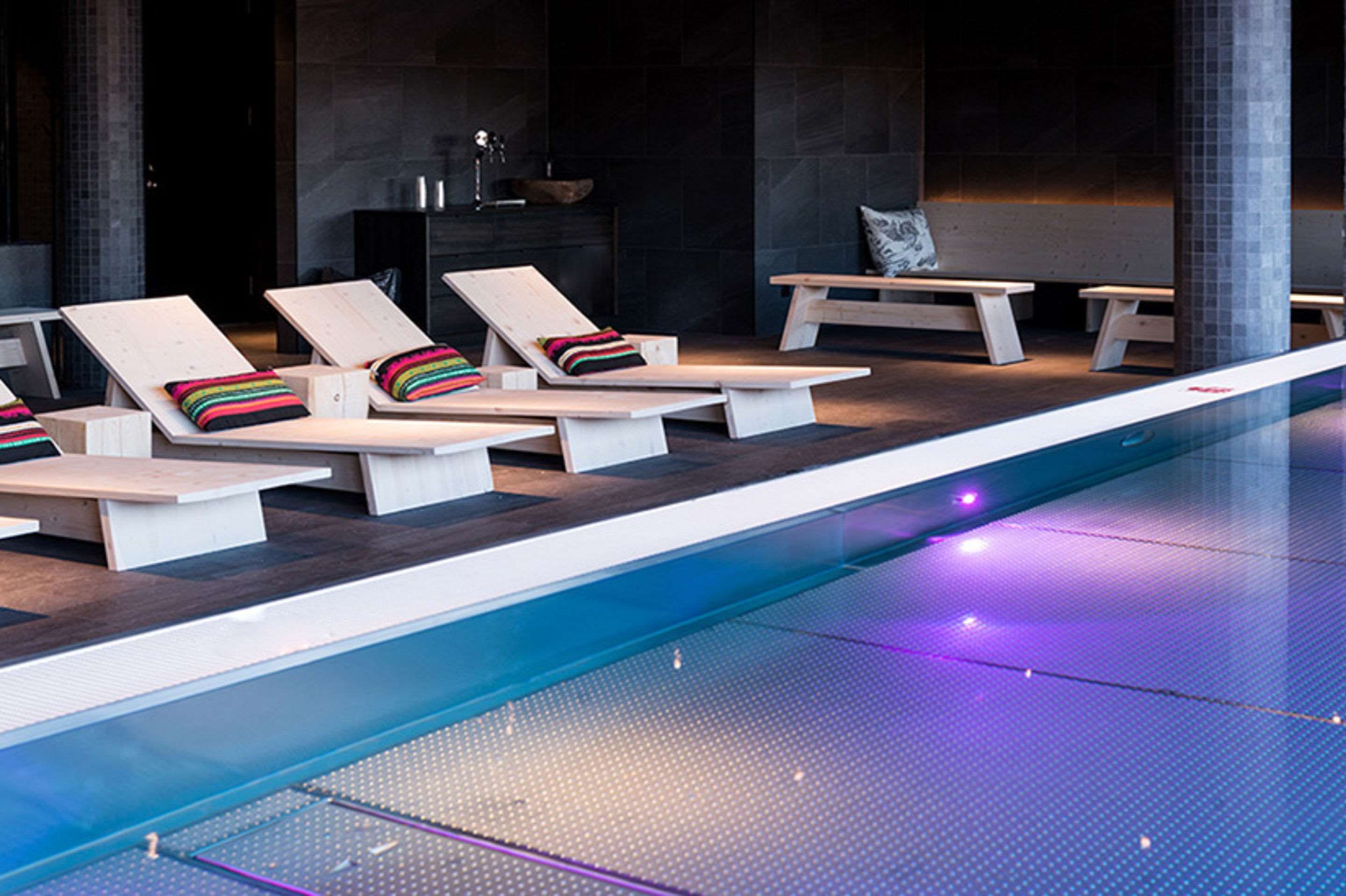 حوض السباحة