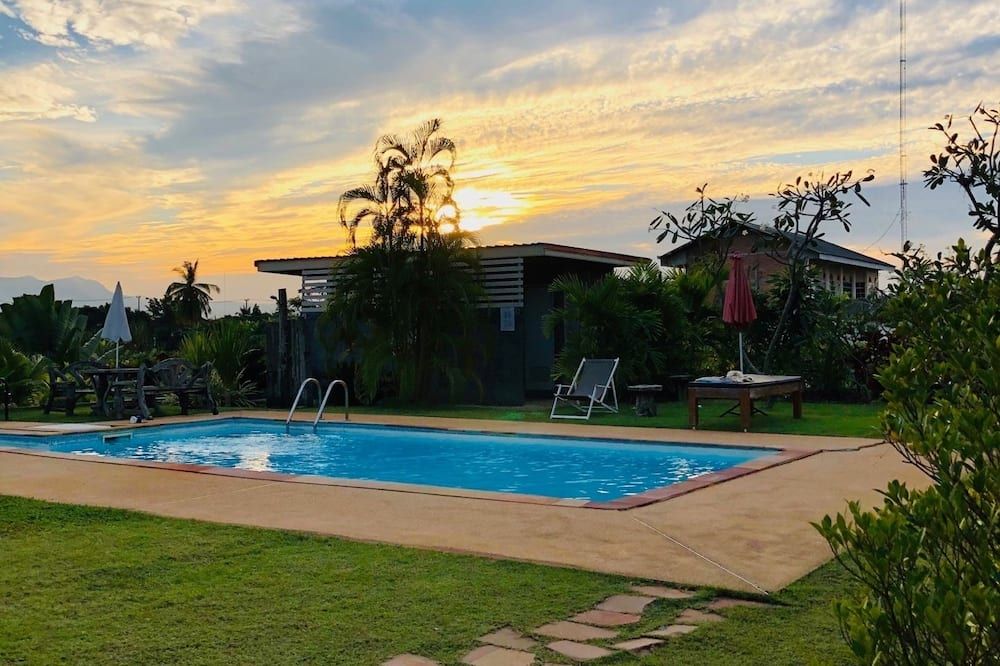 حوض السباحة