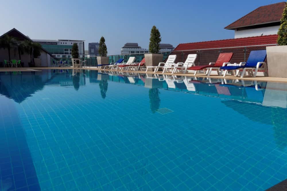 حوض السباحة