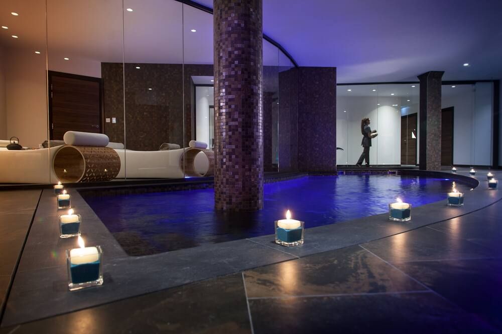 حوض السباحة