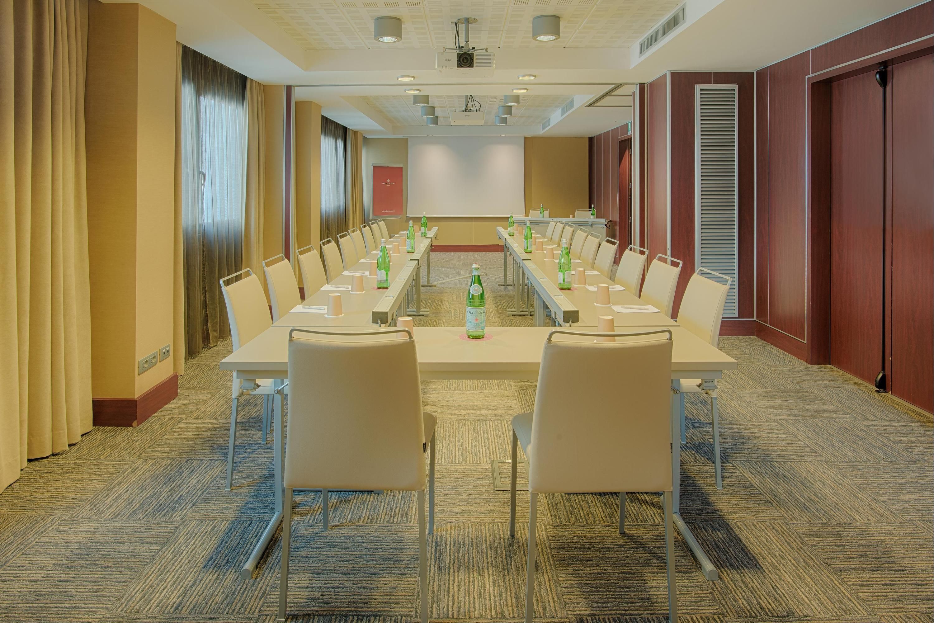 غرفة الاجتماعات