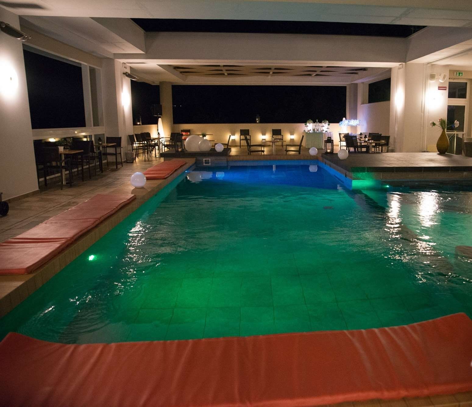 حوض السباحة صورة