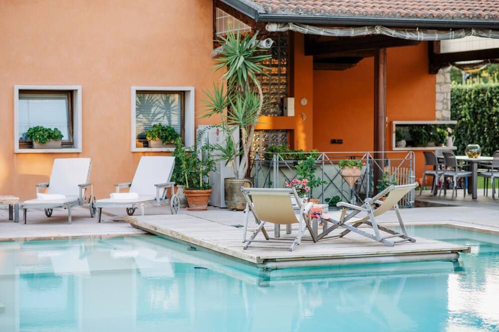 حوض السباحة