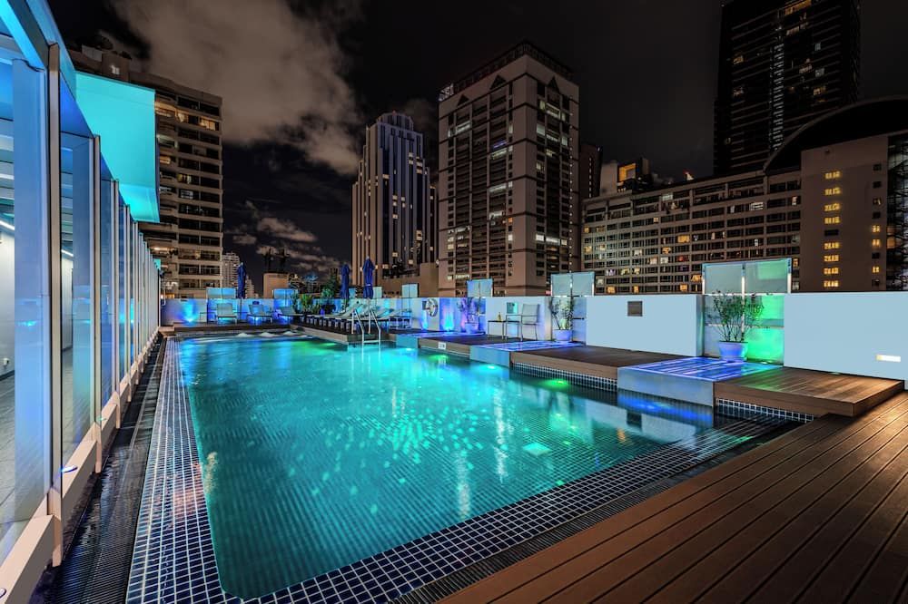 حوض السباحة