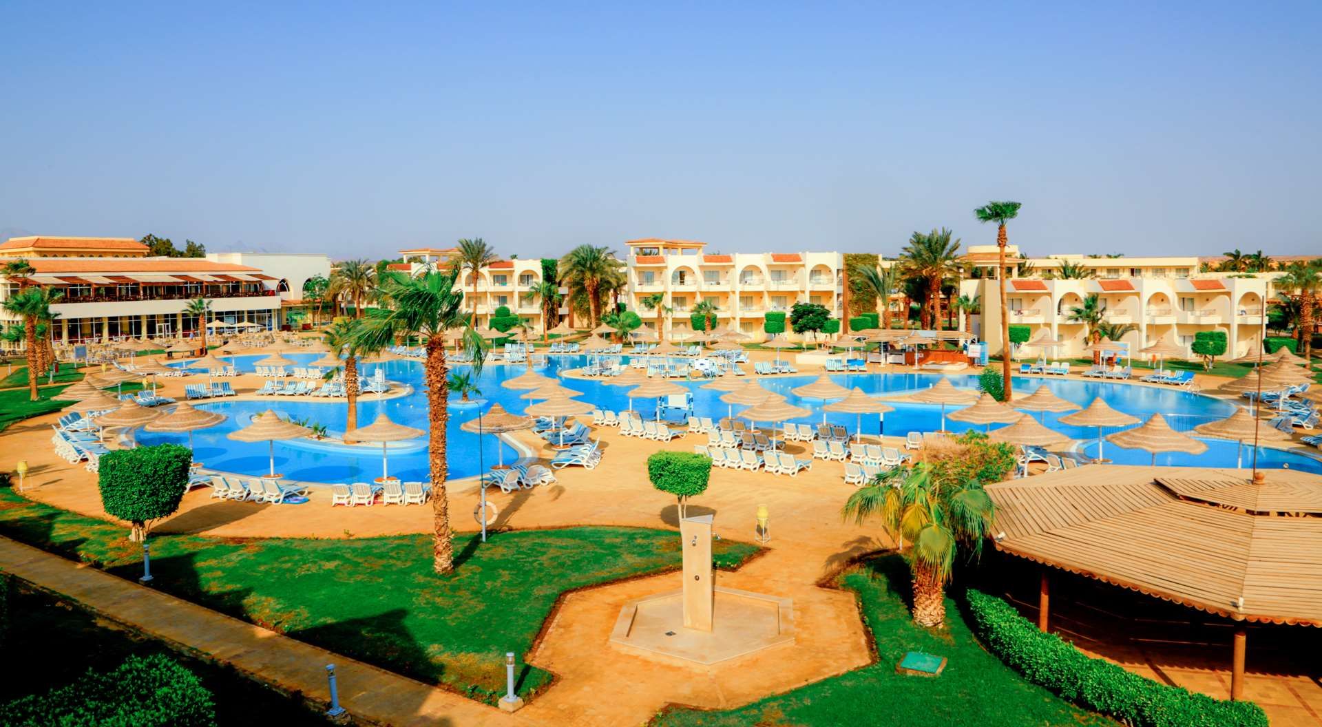 حوض السباحة