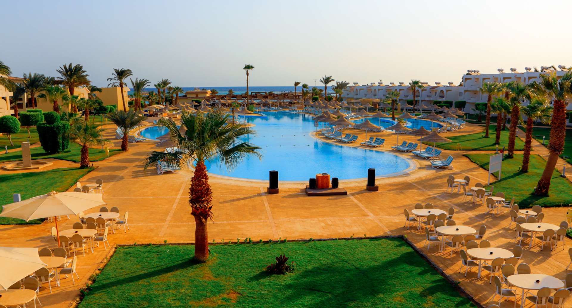 حوض السباحة