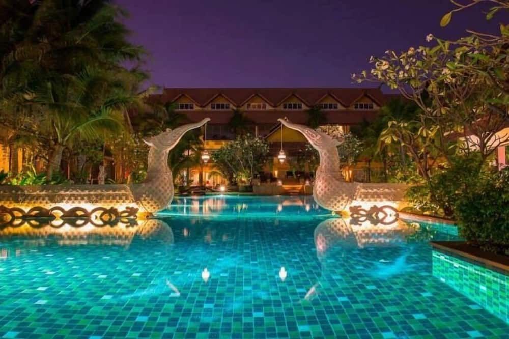 حوض السباحة صورة