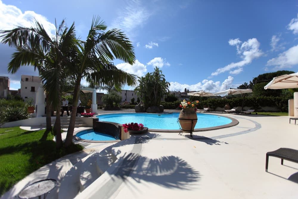 حوض السباحة