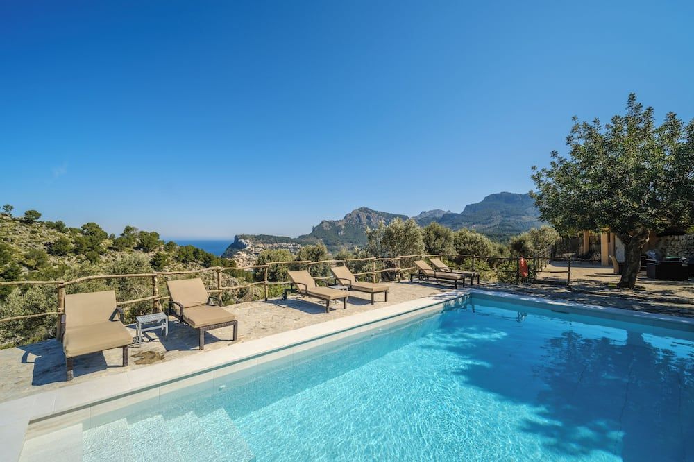 حوض السباحة