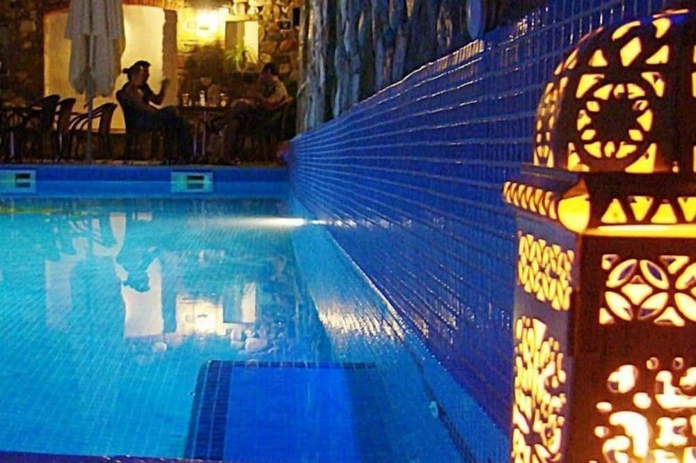 حوض السباحة