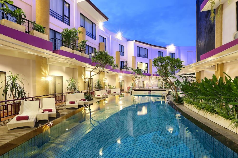 حوض السباحة