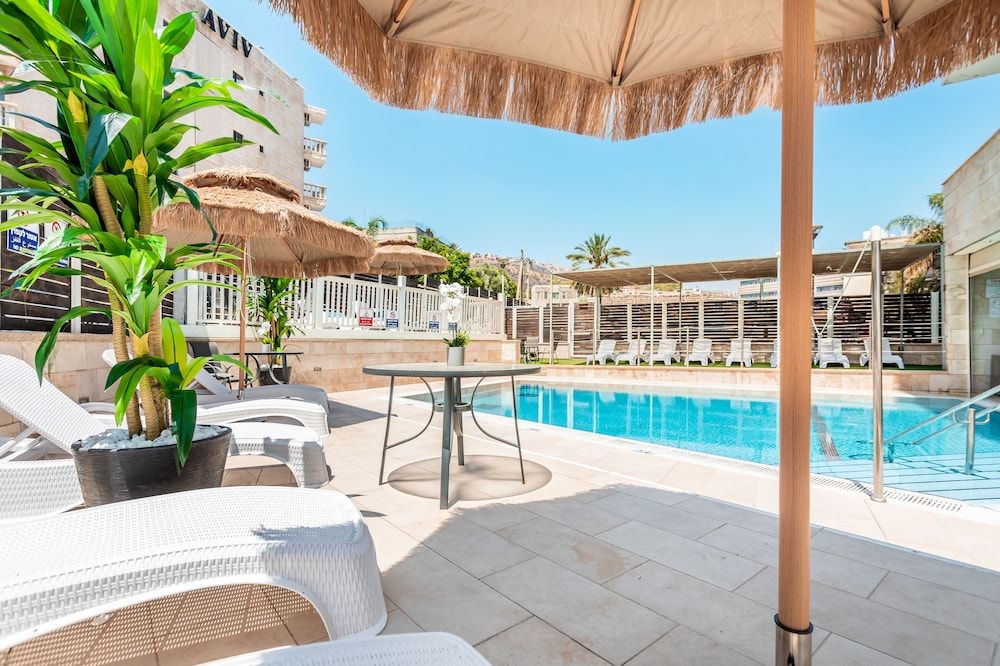 حوض السباحة